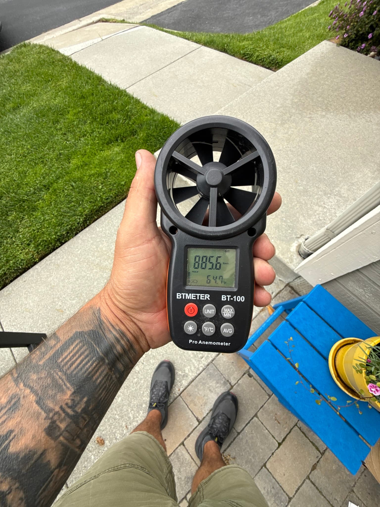 Airflow measurement device or gauge displaying a pre-service reading of 885 feet per minute at the dryer vent termination